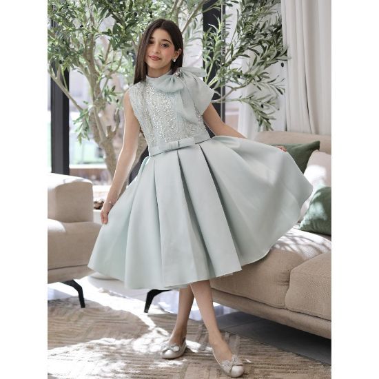 صورة فستان بناتي تفاحي مطرز بفيونكة كتف وتنورة طبقات - M3824